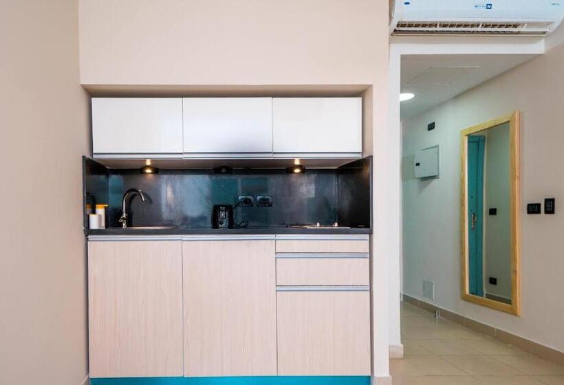اتاق سوپریور با چشمانداز دریا, Redcon Suites