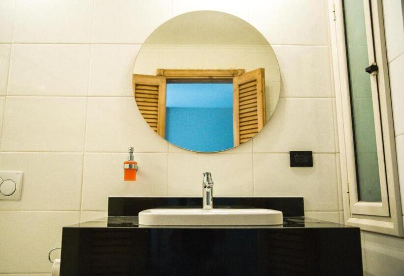 اتاق لوکس با چشمانداز دریا, Redcon Suites