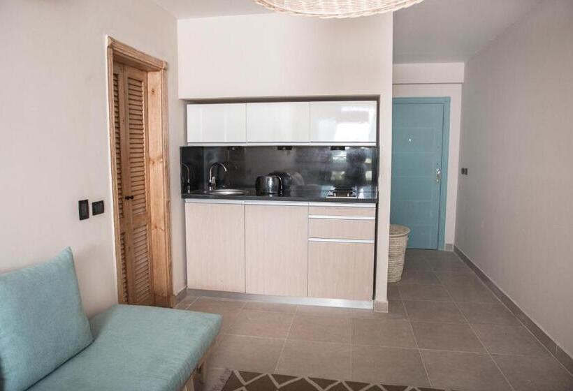 اتاق لوکس با چشمانداز دریا, Redcon Suites