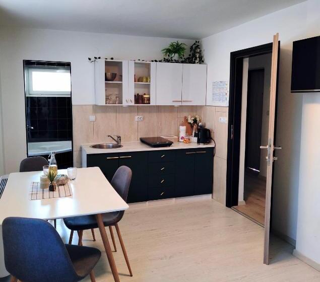 آپارتمان 1 خوابه, Apartments & Rooms Saša