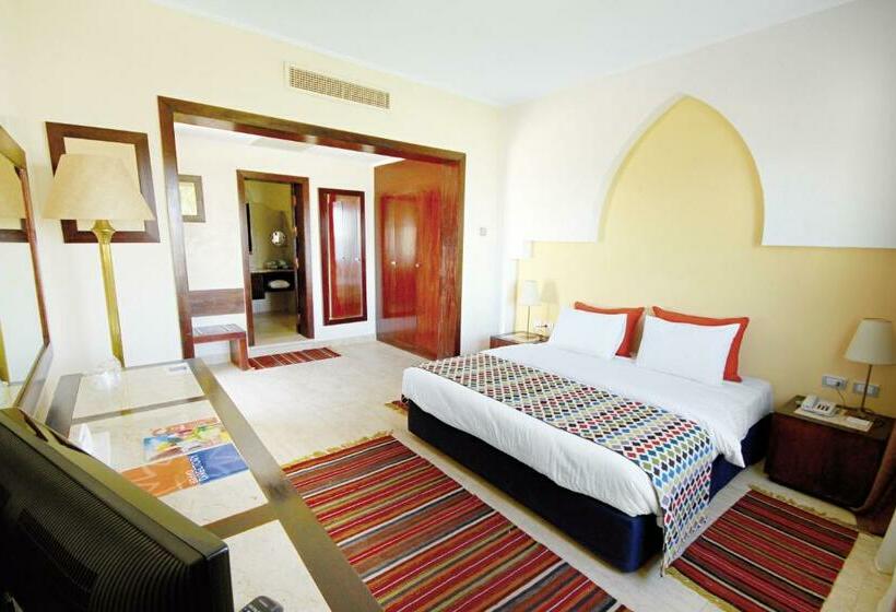 اتاق سوپریور با چشم‌انداز استخر, Sharm Club Beach Resort