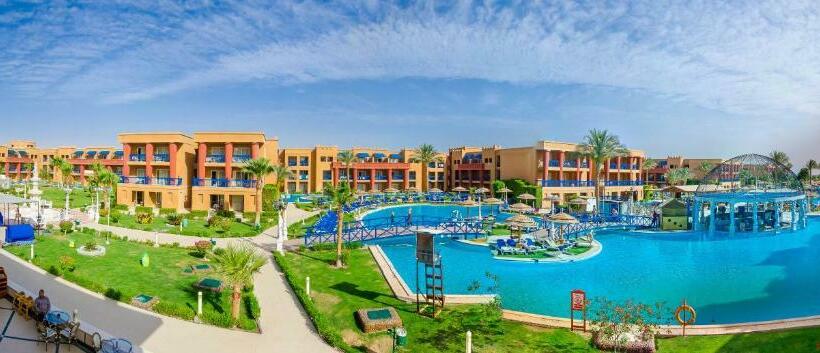 اتاق ساده سه‌ نفره, Titanic Palace Families And Couples Only