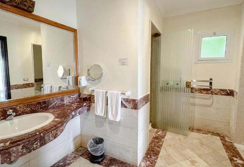 سوییت با چشم‌انداز دریا, Sharm Club Beach Resort