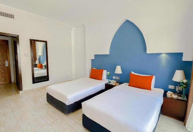 اتاق سوپریور با چشم‌انداز استخر, Sharm Club Beach Resort