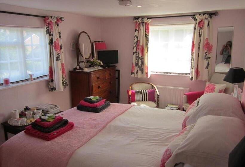 Deluxe Room King Size Bed, Vine Cottage