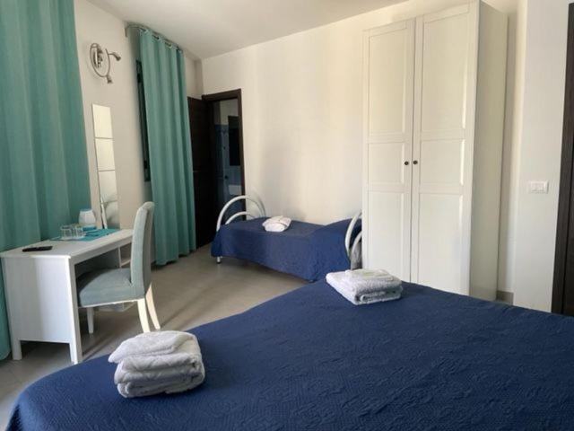 اتاق استاندارد سه تخته با بالکن, Colori Della Sicilia Guest House