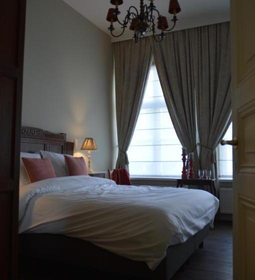 اتاق لوکس, B&b In Den Roden Schilt