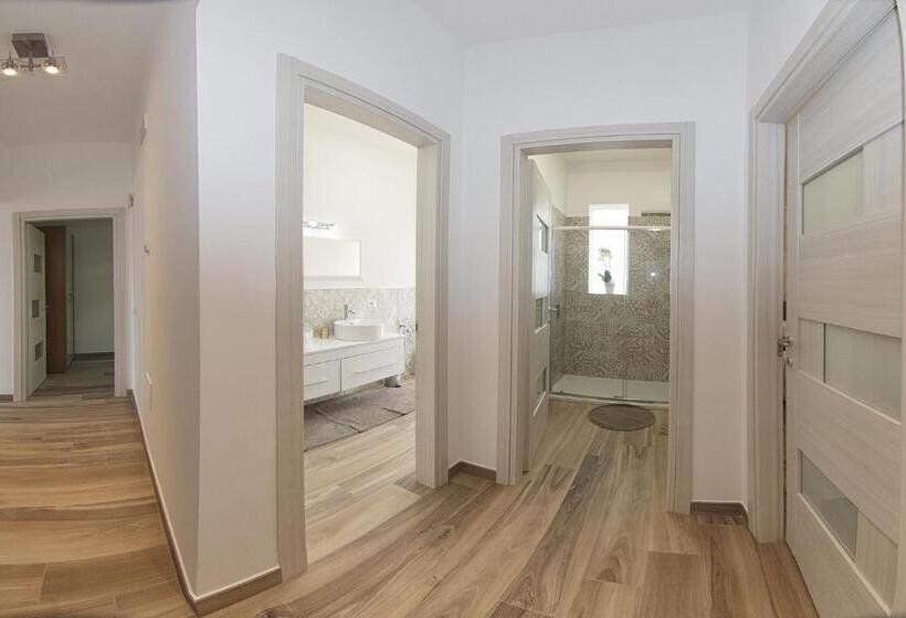 سوییت با چشم‌انداز استخر, Villa C Luxury Estate
