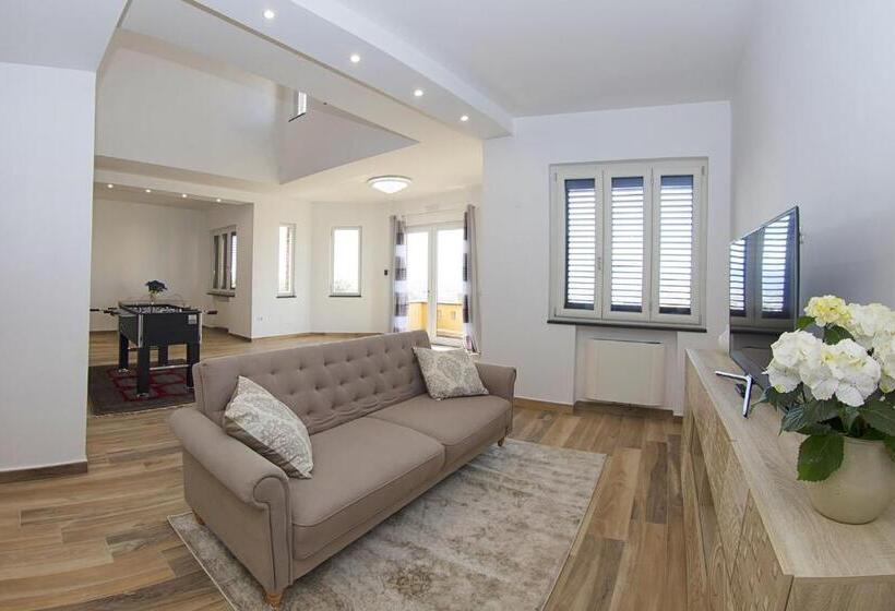 سوییت با چشم‌انداز استخر, Villa C Luxury Estate