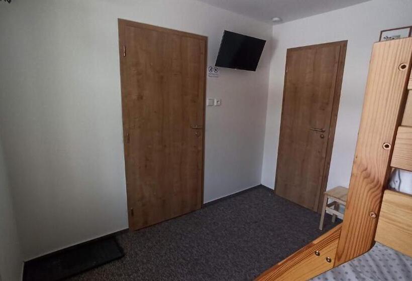 اتاق استاندارد سه نفره, Penzion A Restaurace V Háji