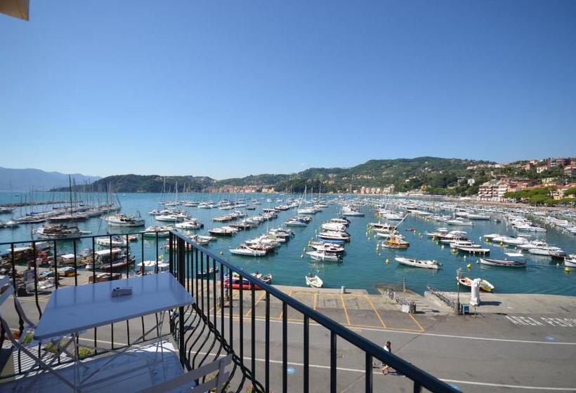 اتاق لوکس با بالکن و چشم‌انداز دریا, Al Molo Sea View Rooms