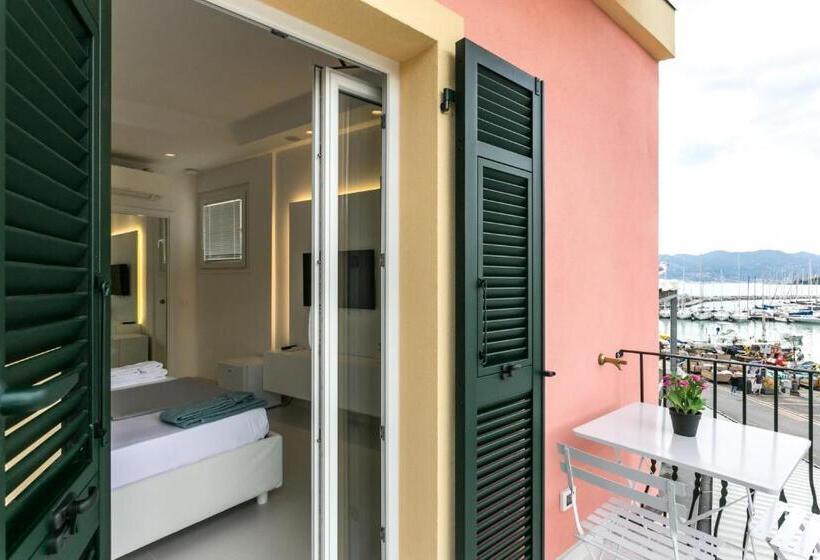 اتاق لوکس با بالکن و چشم‌انداز دریا, Al Molo Sea View Rooms