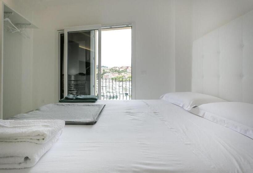 اتاق لوکس با بالکن و چشم‌انداز دریا, Al Molo Sea View Rooms