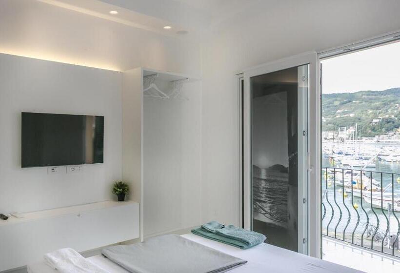 اتاق لوکس با بالکن و چشم‌انداز دریا, Al Molo Sea View Rooms