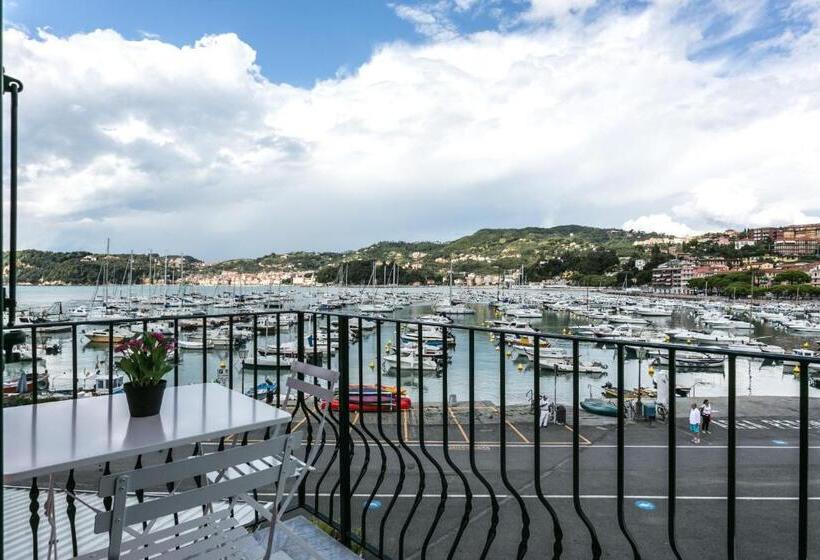 اتاق لوکس با بالکن و چشم‌انداز دریا, Al Molo Sea View Rooms