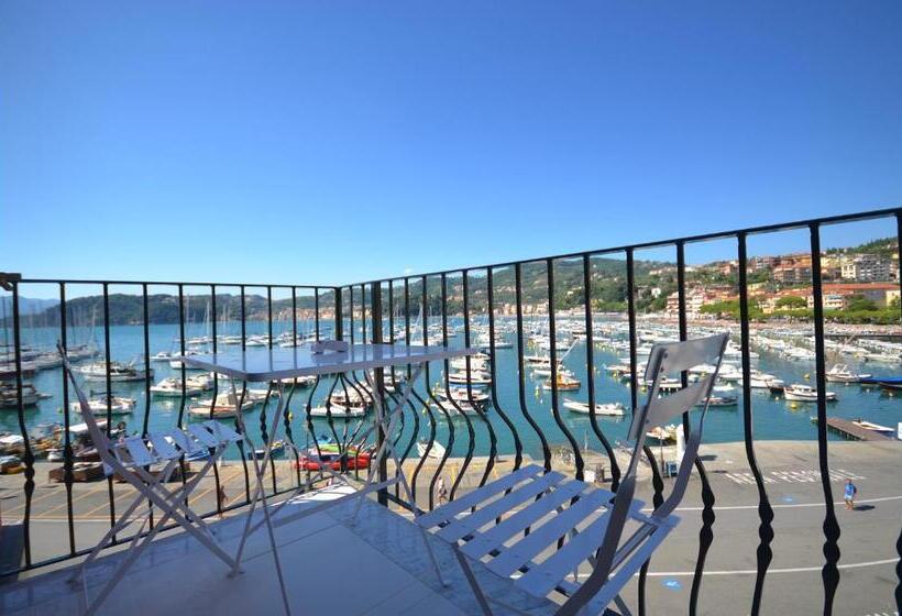 اتاق لوکس با بالکن و چشم‌انداز دریا, Al Molo Sea View Rooms