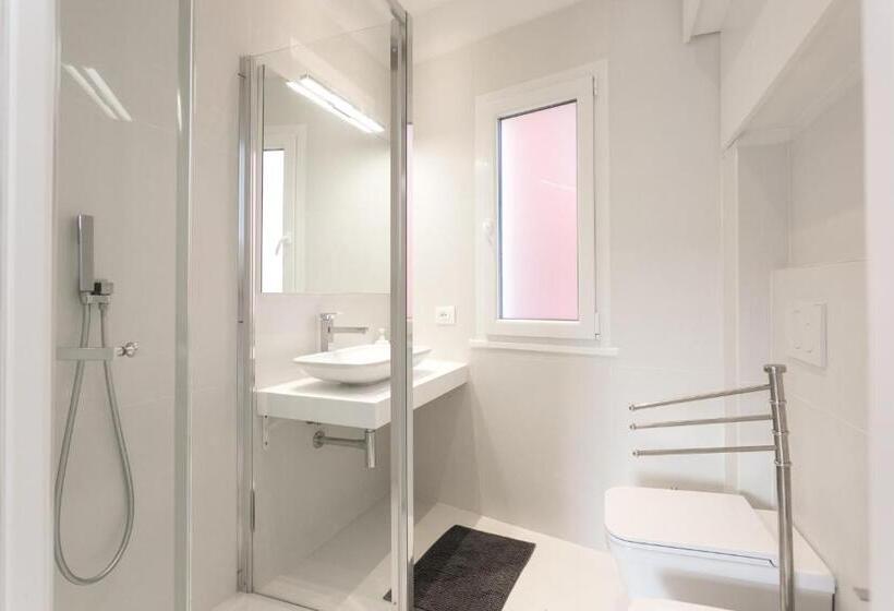 اتاق لوکس با بالکن و چشم‌انداز دریا, Al Molo Sea View Rooms