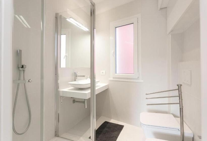 اتاق لوکس با بالکن و چشم‌انداز دریا, Al Molo Sea View Rooms