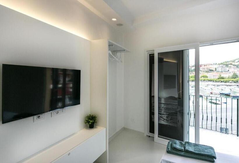 اتاق لوکس با بالکن و چشم‌انداز دریا, Al Molo Sea View Rooms