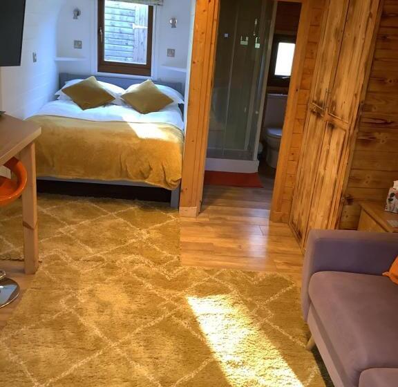 کلبه ییلاقی, Little London Bed & Breakfast And Glamping Pod