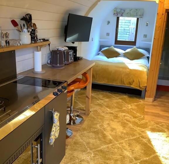 کلبه ییلاقی, Little London Bed & Breakfast And Glamping Pod