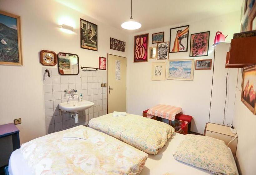 带共用浴室的标准房间, Hostel Klondike