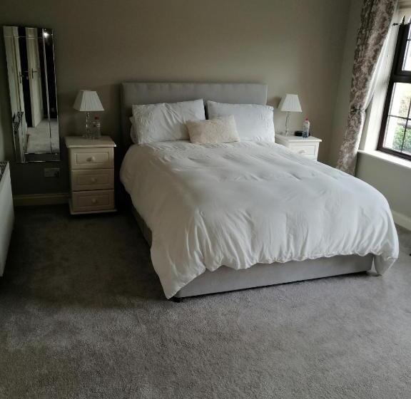 اتاق لوکس با تخت بزرگ, Clonoughter Heights