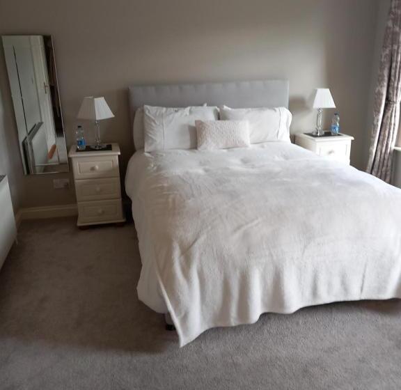 اتاق لوکس با تخت بزرگ, Clonoughter Heights