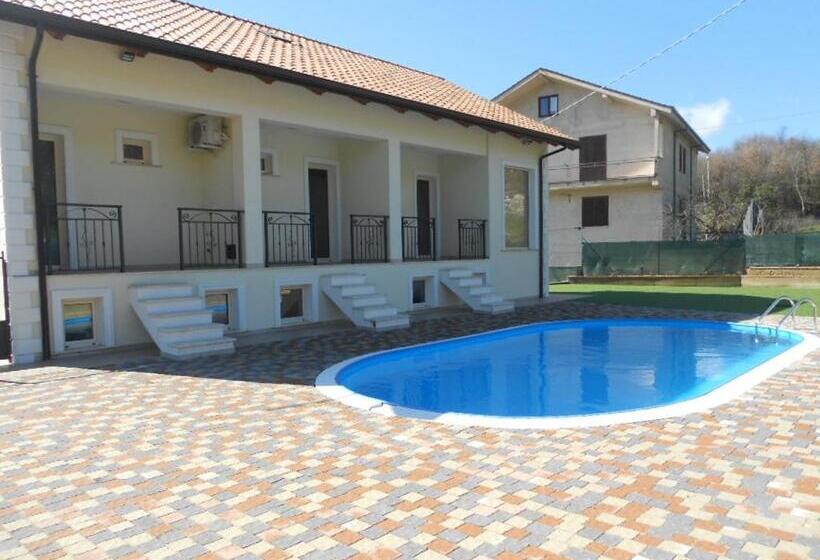 اتاق استاندارد با چشم‌انداز استخر, Villa Brettii
