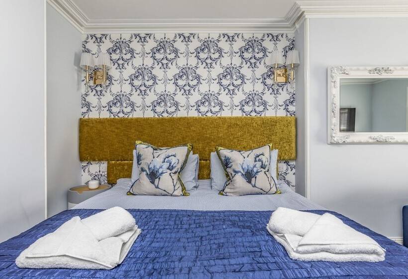 استودیوی لوکس, Ashbys Accommodation & Spa Hire