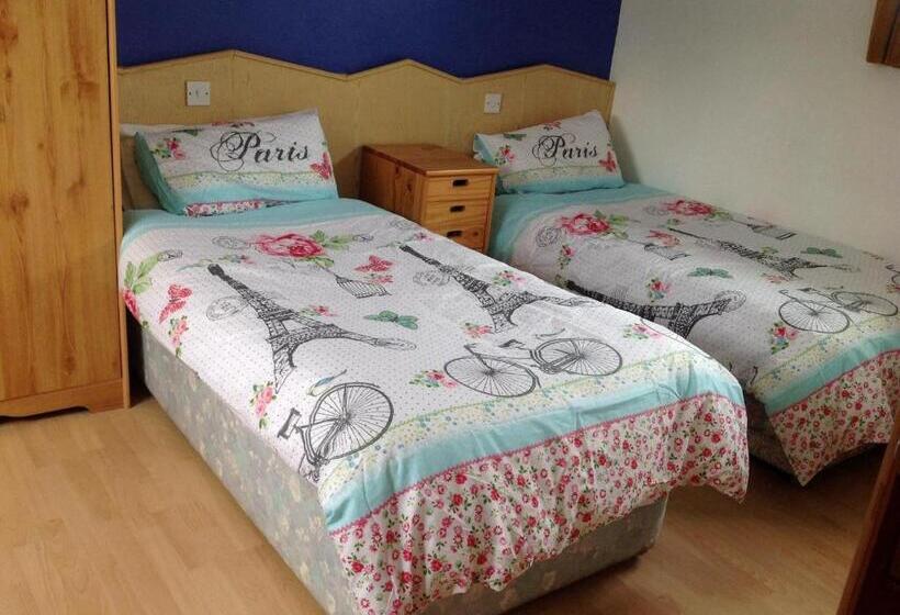 اتاق استاندارد سه نفره, Divine Mercy B&b