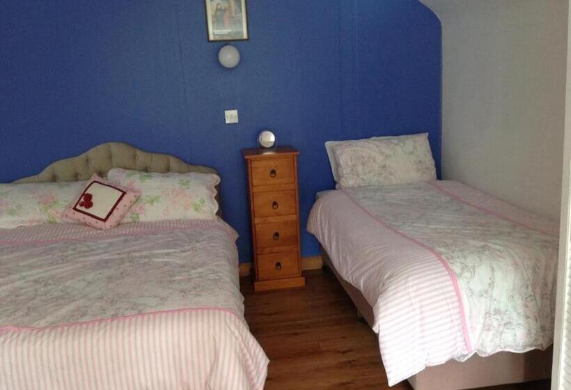 اتاق استاندارد سه نفره, Divine Mercy B&b