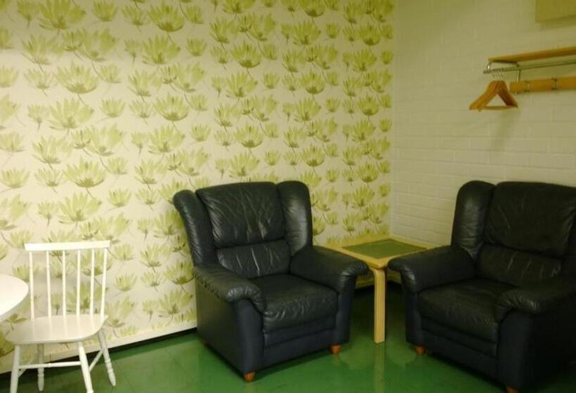 اتاق استاندارد سه تخته با سرویس بهداشتی مشترک, Motel Ruskalinna