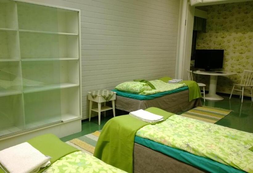 اتاق استاندارد سه تخته با سرویس بهداشتی مشترک, Motel Ruskalinna