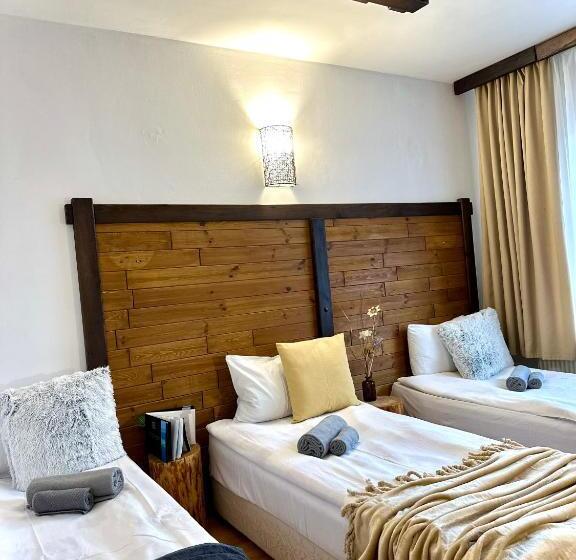 اتاق استاندارد سه نفره, Red House Family