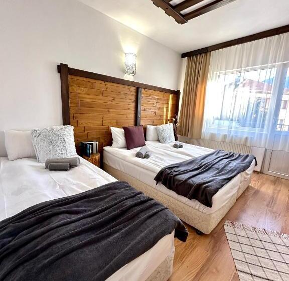 اتاق استاندارد سه نفره, Red House Family