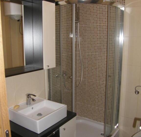استودیوی استاندارد, Apartments And Rooms Max Well