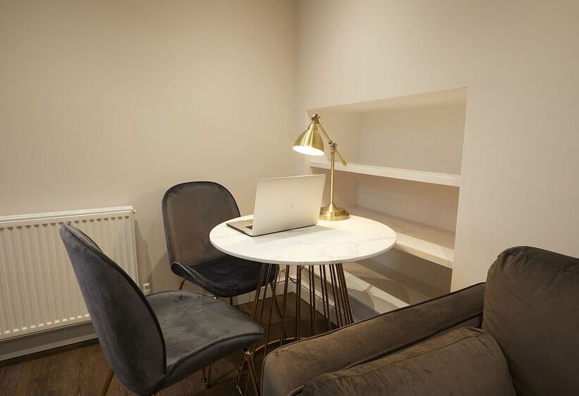 استودیوی سوپریور, Three Cranes Serviced Apartments