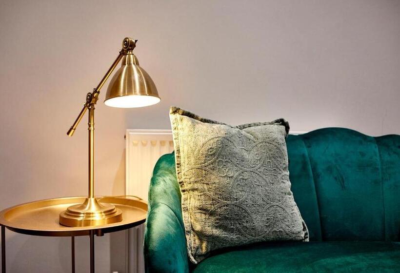 استودیوی سوپریور, Three Cranes Serviced Apartments