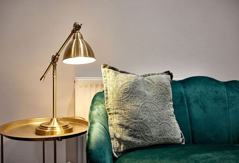 استودیوی سوپریور, Three Cranes Serviced Apartments