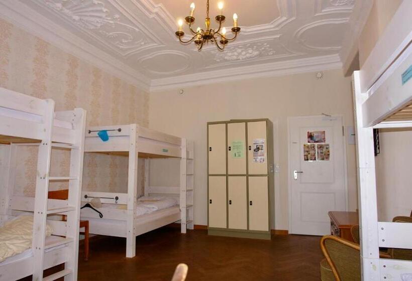 تختخواب در اتاق مشترک, Lotte  The Backpackers