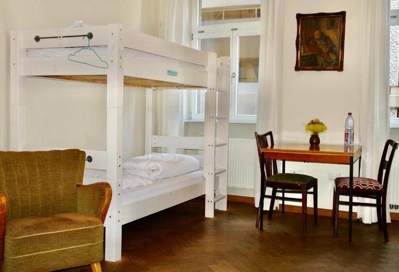 تختخواب در اتاق مشترک, Lotte  The Backpackers