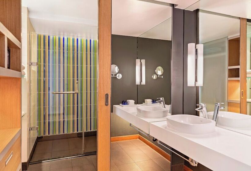 Standard Room Double Bed City View, Aloft Bangkok Sukhumvit 11