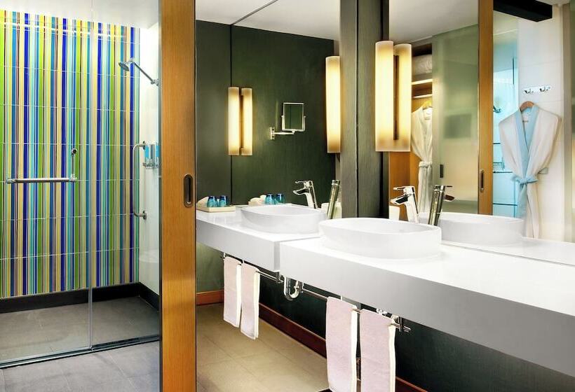 Standard Room Double Bed City View, Aloft Bangkok Sukhumvit 11