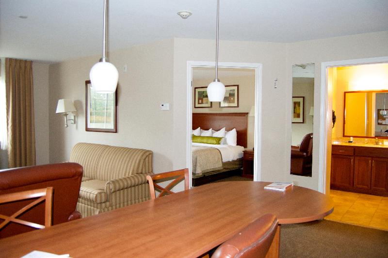 سوئیت با تخت بزرگ, Candlewood Victoria, An Ihg
