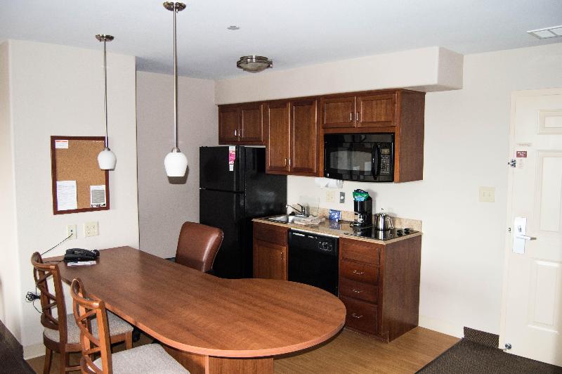 سوئیت با تخت بزرگ, Candlewood Victoria, An Ihg