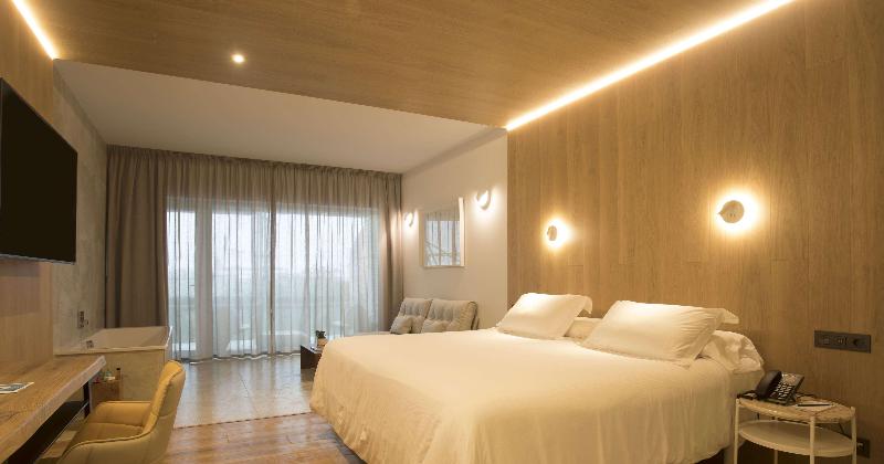 سوئیت پریمیوم با چشم‌انداز دریا, Higueron Hotel Malaga, Curio Collection By Hilton