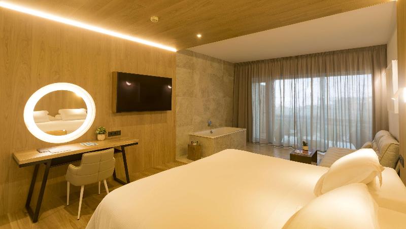 سوئیت پریمیوم با چشم‌انداز دریا, Higueron Hotel Malaga, Curio Collection By Hilton