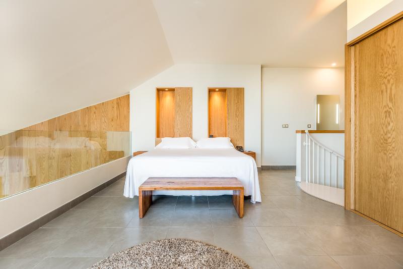 سوئیت با تخت بزرگ, Higueron Hotel Malaga, Curio Collection By Hilton