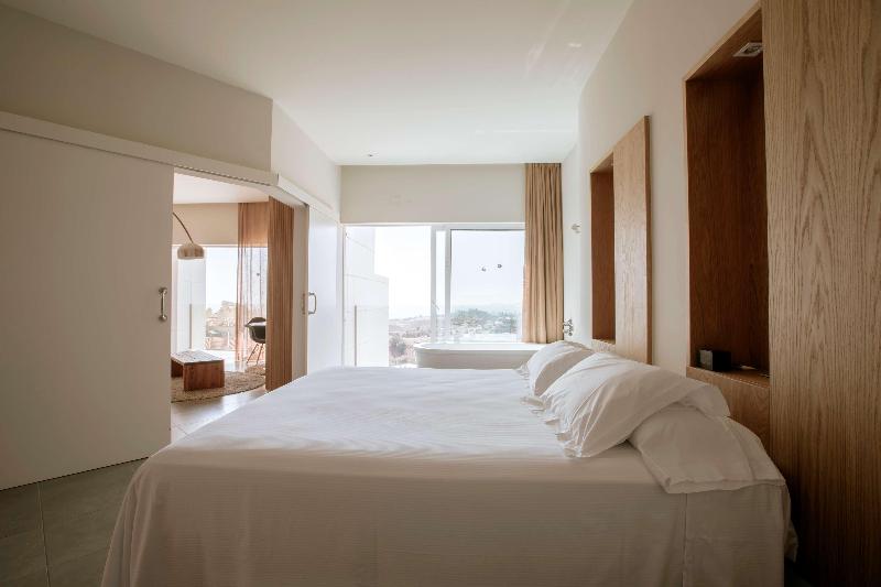 سوئیت با تخت بزرگ, Higueron Hotel Malaga, Curio Collection By Hilton